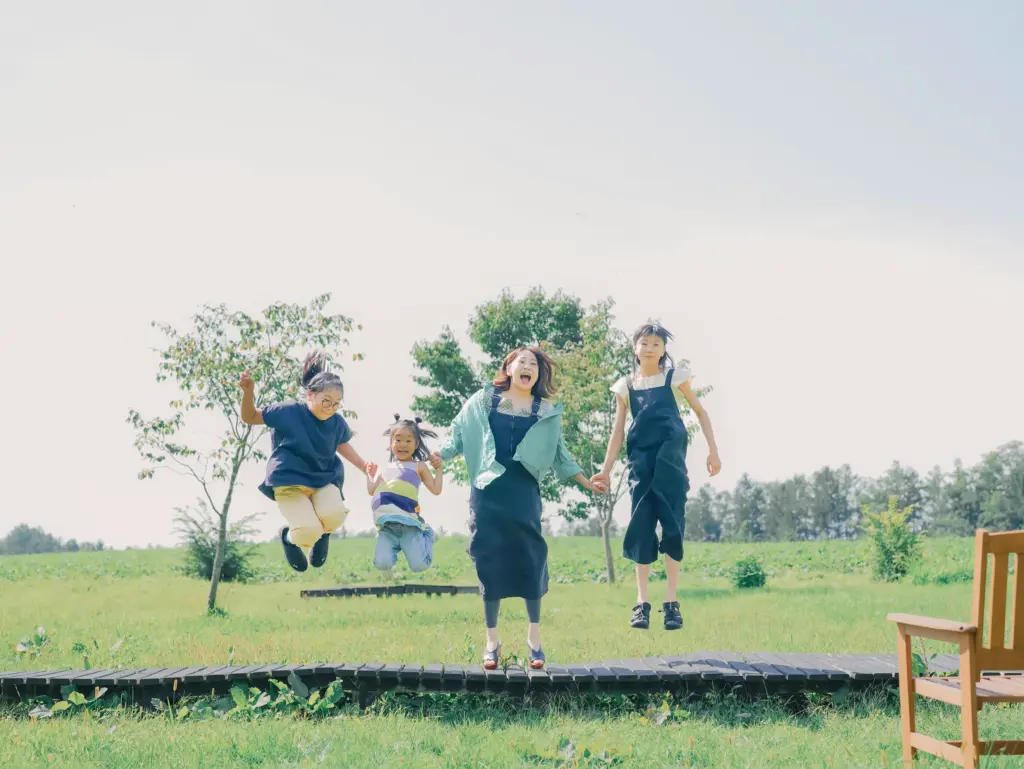 子どもとジャンプしている写真