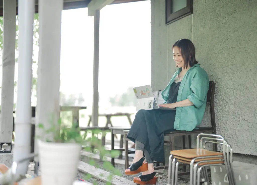 紗夏さんパソコンで作業